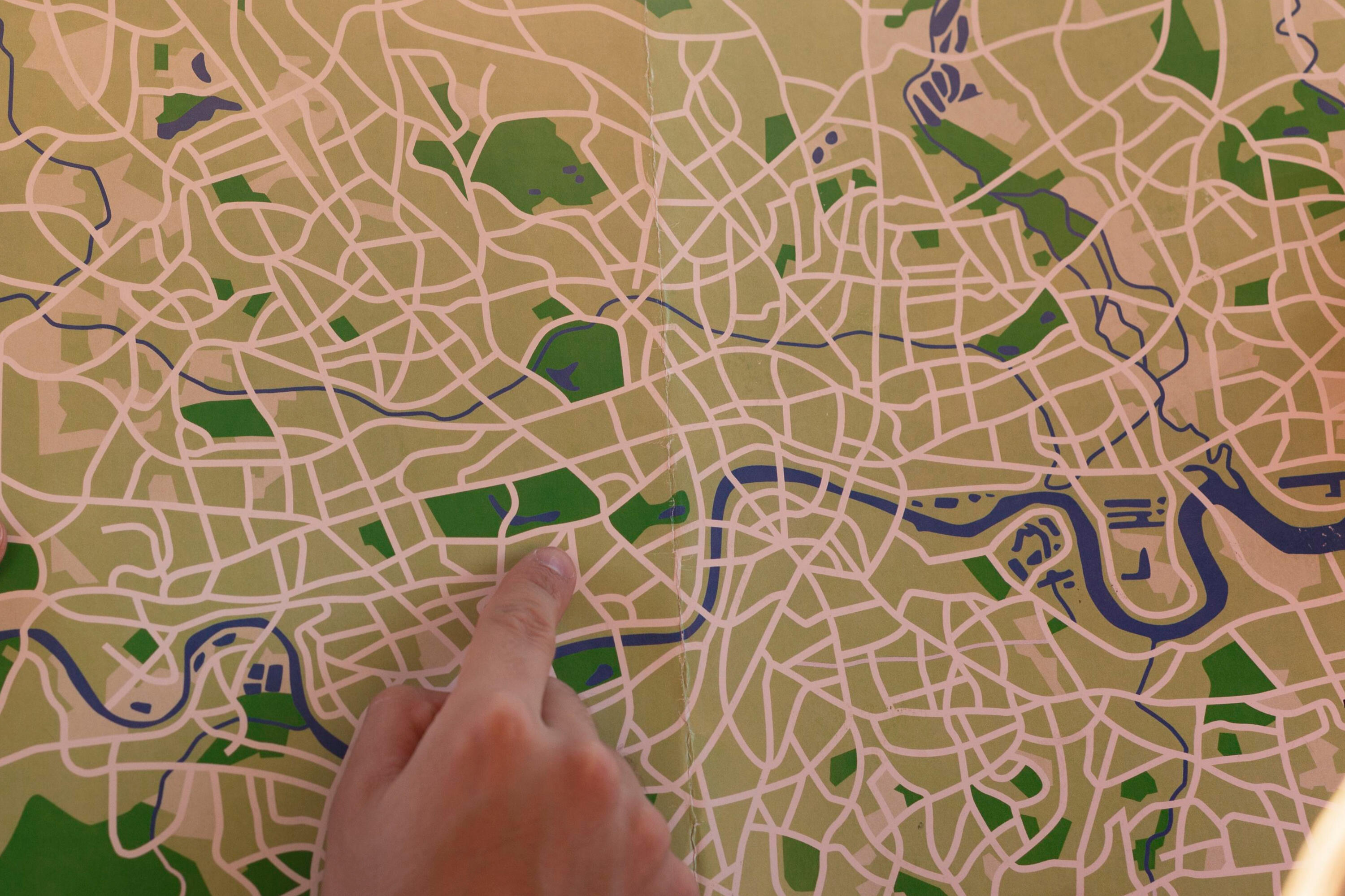 Señalando sobre un mapa